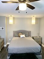 Texas Hold-em Duplex- 3BR Free Parking