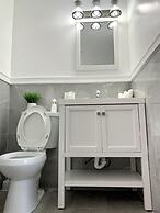 Texas Hold-em Duplex- 3BR Free Parking