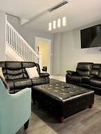 Texas Hold-em Duplex- 3BR Free Parking