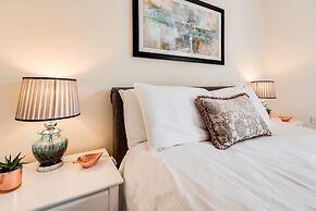 Modern 2 Bedroom Apartment in Popular Jericho