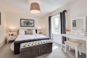 Modern 2 Bedroom Apartment in Popular Jericho