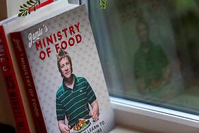 A Very British Place to Stay - 3 Bedrooms Central