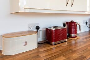 Charming 3 BR House - Garden Parking Near CS Lewis Park