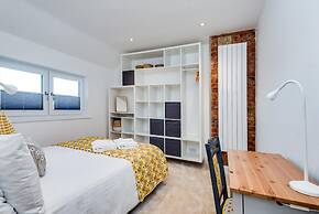 Charming 3 BR House - Garden Parking Near CS Lewis Park