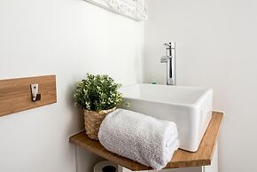 Charming 3 BR House - Garden Parking Near CS Lewis Park