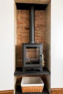 Charming 3 BR House - Garden Parking Near CS Lewis Park