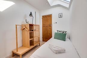 Charming 3 BR House - Garden Parking Near CS Lewis Park