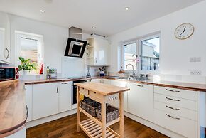 Charming 3 BR House - Garden Parking Near CS Lewis Park