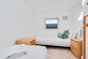 Charming 3 BR House - Garden Parking Near CS Lewis Park