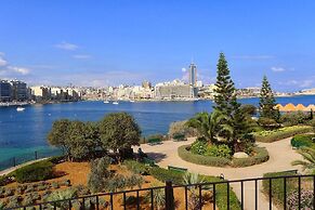 Seaview Apartment In Fort Cambridge Sliema