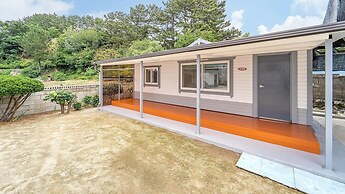 Samcheok Jangho Madang Minbak Pension