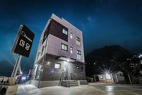 Samcheok Jangho Madang Minbak Pension