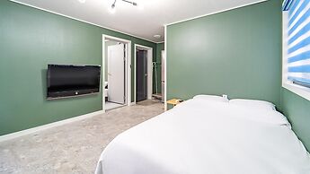 Samcheok Jangho Madang Minbak Pension