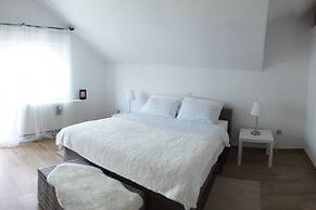 Villa Sorella Beautiful 3-bedroom Villa in Karanac