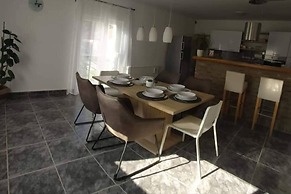 Villa Sorella Beautiful 3-bedroom Villa in Karanac