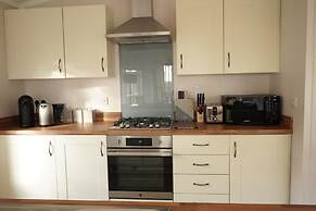 Hollicarrs - Bumblebee Lodge