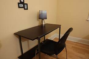 University Retreat With Plenty of Restaurants Nearby