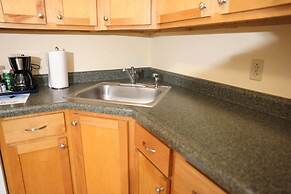 University Retreat With Plenty of Restaurants Nearby