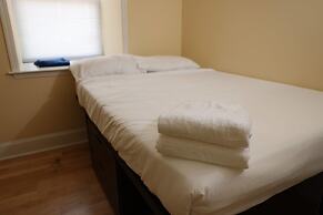 University Retreat With Plenty of Restaurants Nearby