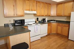 University Retreat With Plenty of Restaurants Nearby