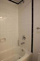 University Retreat With Plenty of Restaurants Nearby