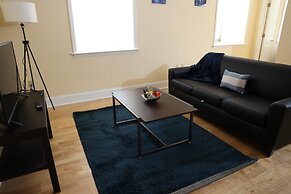 University Retreat With Plenty of Restaurants Nearby