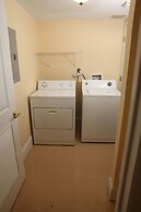 University Retreat With Plenty of Restaurants Nearby