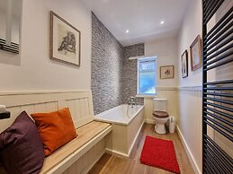 Cosy House in Eigionfa