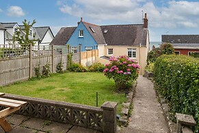 Ivydene - Beautiful Cottage Stone Throw From Beach Wonderful Sea Views