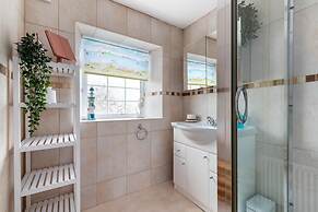 Ivydene - Beautiful Cottage Stone Throw From Beach Wonderful Sea Views