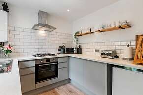 Ivydene - Beautiful Cottage Stone Throw From Beach Wonderful Sea Views