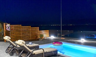 Aurora Luxury Retreat - Beachfront & Private Pool