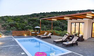 Aurora Luxury Retreat - Beachfront & Private Pool