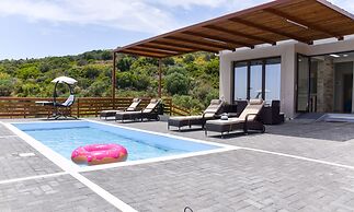 Aurora Luxury Retreat - Beachfront & Private Pool