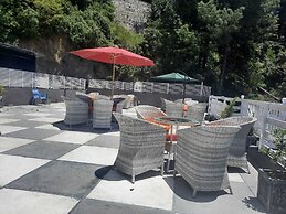 Taj Hotel And Restaurant