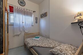 Cozy Home With Private Garden