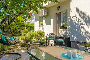 Cozy Home With Private Garden
