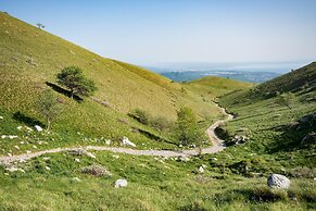 Cozy Home With Private Garden