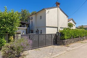 Cozy Home With Private Garden