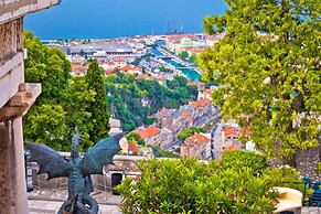 Cozy Home With Private Garden