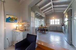 Serene Seaside Bliss - Lush & Secluded Garden Oasis