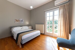 Serene Seaside Bliss - Lush & Secluded Garden Oasis