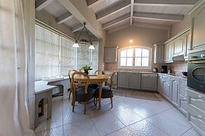 Serene Seaside Bliss - Lush & Secluded Garden Oasis