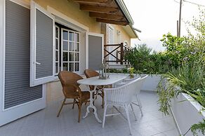 Serene Seaside Bliss - Lush & Secluded Garden Oasis