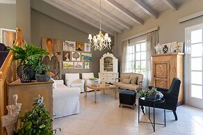 Serene Seaside Bliss - Lush & Secluded Garden Oasis