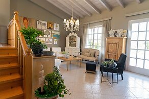 Serene Seaside Bliss - Lush & Secluded Garden Oasis