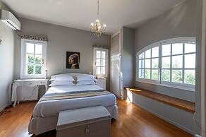 Serene Seaside Bliss - Lush & Secluded Garden Oasis