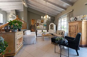 Serene Seaside Bliss - Lush & Secluded Garden Oasis