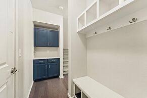 First Class Stylish Townhome near Old Town!