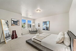 First Class Stylish Townhome near Old Town!